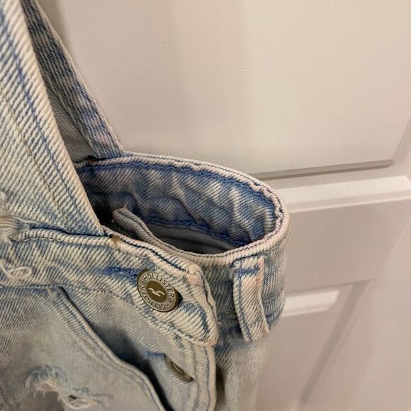 Hollister Women's Distressed Boyfriend Denim Short Overall. Light Blue. Medium - Picture 6 of 14